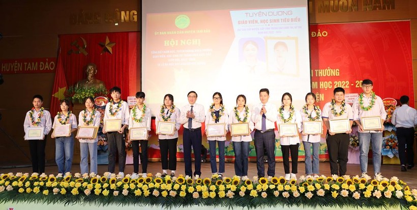 Lãnh đạo Sở GD&ĐT Vĩnh Phúc cùng Chủ tịch UBND huyện Tam Đảo khen thưởng học sinh có thành tích xuất sắc.