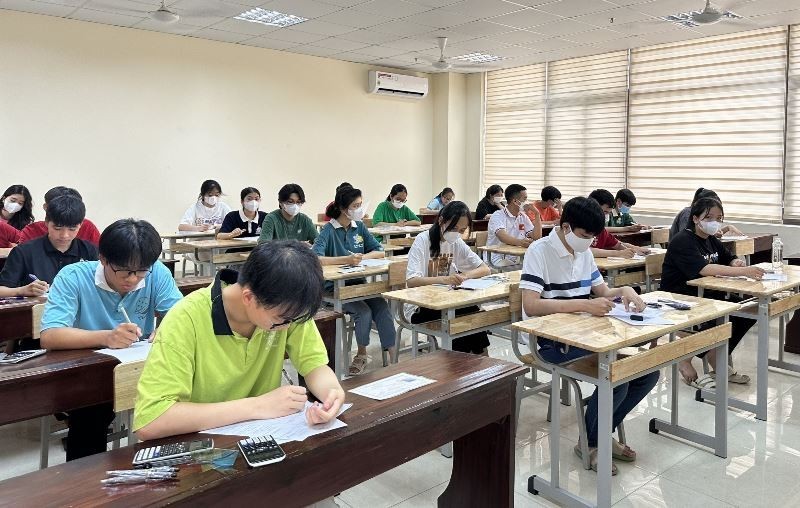Thí sinh dự thi vào lớp 10 THPT Chuyên Hùng Vương năm học 2023 - 2024.
