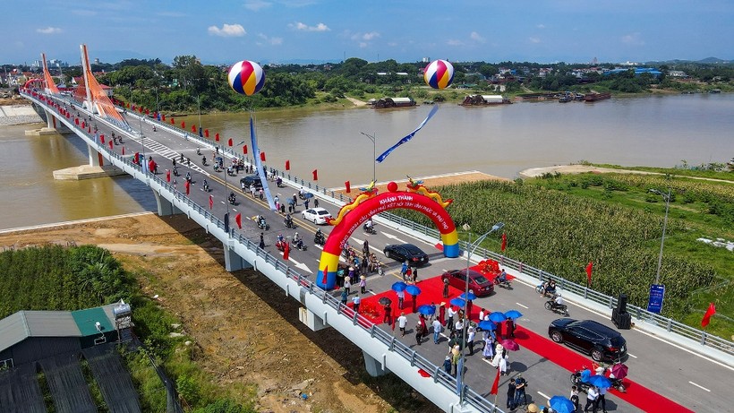 Cầu Vĩnh Phú nối 2 tỉnh Vĩnh Phúc và Phú Thọ được đưa vào sử dụng. Ảnh: Khánh Linh