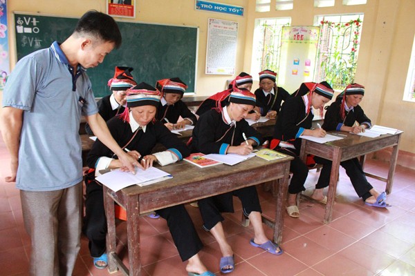 Hà Giang phấn đấu đến năm 2025 có 80% số xã đạt chuẩn xóa mù chữ mức độ 2. Ảnh: Hoàng Yến