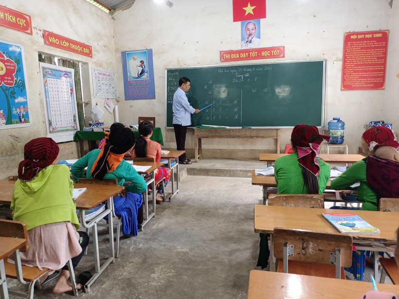 Lớp học xóa mù chữ tại thôn Tả Chà Lảng, xã Sủng Trà. Ảnh: Minh Đức