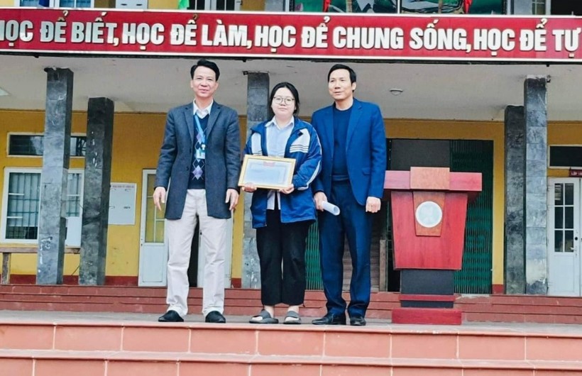 Đại diện nhà trường giao giấy khen cho em Trần Thu Thủy