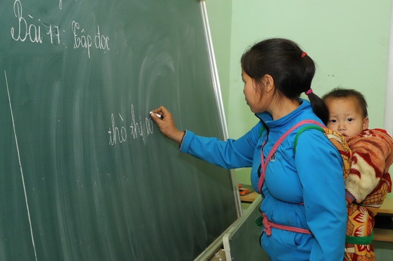 Sau lớp học chị em phụ nữ có thể biết đọc, viết tiếng Việt. Ảnh: Minh Giàng