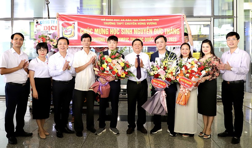 Lãnh đạo Sở GD&ĐT tỉnh Phú Thọ tặng hoa chúc mừng em Nguyễn Đức Thắng và cán bộ, giáo viên trường THPT Chuyên Hùng Vương.
