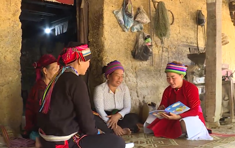 Nhóm Chị em nòng cốt học tiếng phổ thông của chi hội phụ nữ thôn Tân Sơn (Minh Tân)