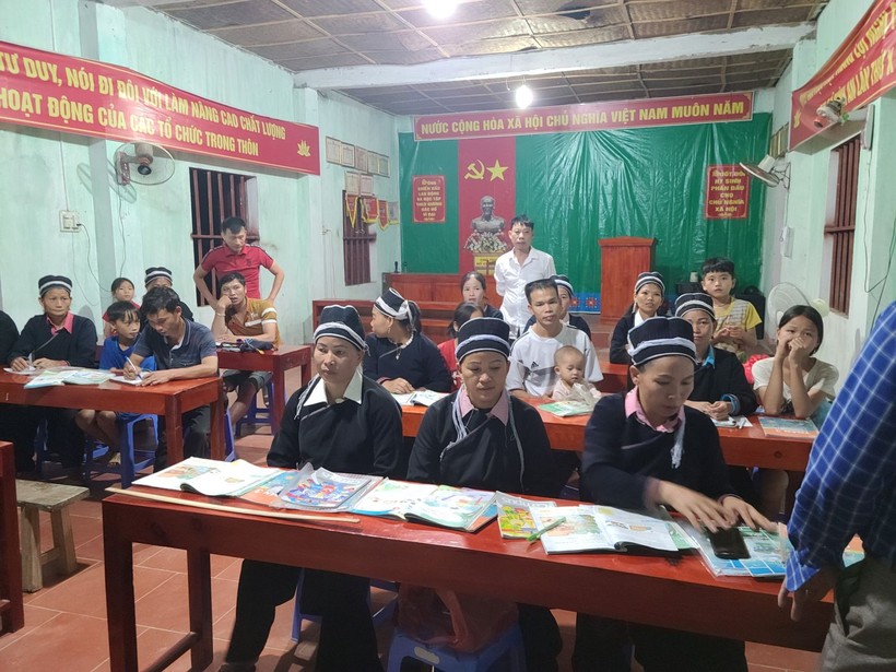 Lớp học xoá mù chữ tại thôn Bình An, xã Bản Luốc (Hoàng Su Phì). Ảnh: Đặng Mừng
