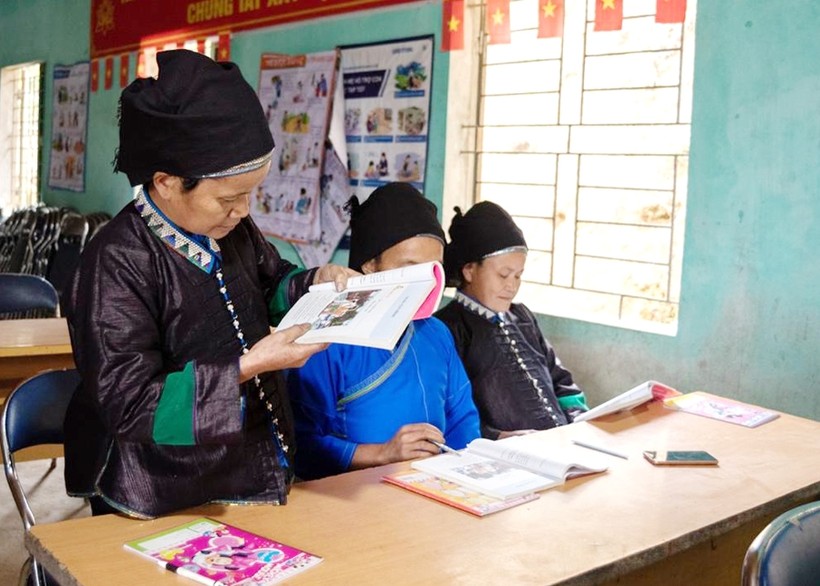 Lớp học xoá mù chữ ở thôn vùng cao Sui Thầu, xã Chiến Phố (Hoàng Su Phì). Ảnh: Khánh Linh