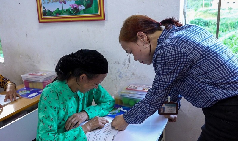 Cô giáo Lương Thị Xoan, Trường PTDTBT Tiểu học Lũng Chinh luôn tâm huyết với lớp học xóa mù chữ. Ảnh: Minh Chuyên