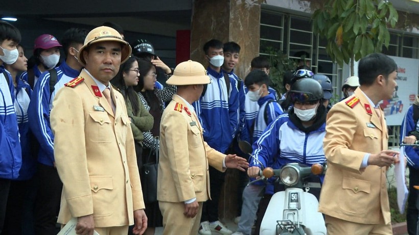 Lực lượng chức năng kiểm tra tại một trường học trên địa bàn TP Việt Trì. Ảnh: Công an Phú Thọ
