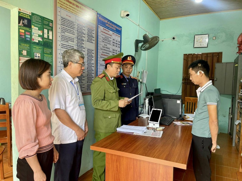 Cơ quan điều tra tống đạt quyết định khởi tố đối với Nguyễn Duy Tuấn. Ảnh: Công an huyện Sơn Dương