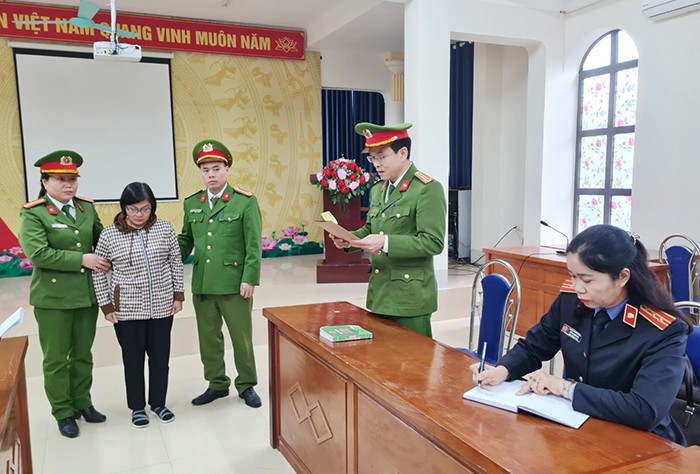 Cơ quan Công an thi hành lệnh bắt tạm giam đối với Vũ Thị Thanh Huyền. Ảnh: Công an tỉnh Hà Giang