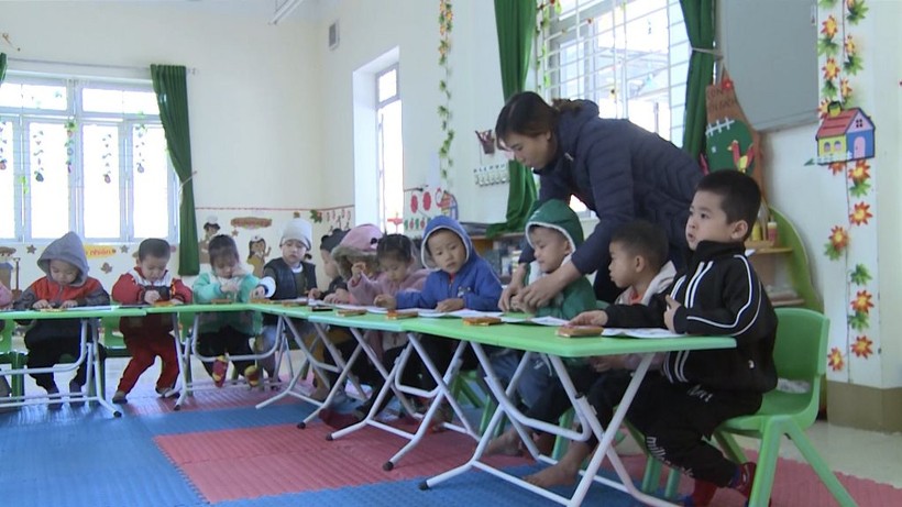 Trẻ Trường Mầm non Xuân Lập (Lâm Bình) mặc áo ấm khi đến lớp.