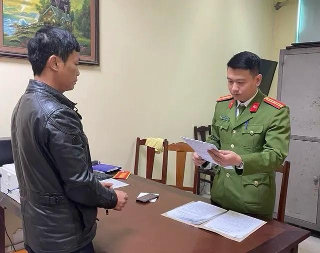Cơ quan điều tra đọc các lệnh đối với Nguyễn Công Thành. Ảnh: Công an Phú Thọ.