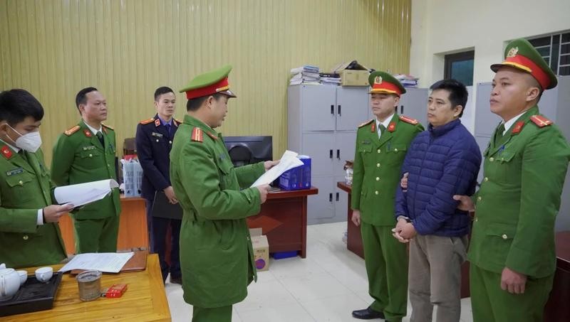 Cơ quan công an công bố lệnh bắt tạm giam đối với Nguyễn Văn Toản. Ảnh: Công an huyện Xín Mần