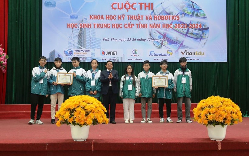 Giám đốc Sở GD&ĐT Phú Thọ Nguyễn Văn Mạnh trao 2 giải Nhất cuộc thi Robotics.