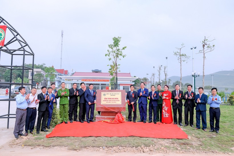 Lãnh đạo huyện Tam Đảo gắn biển công trình chào mừng 20 năm thành lập huyện.