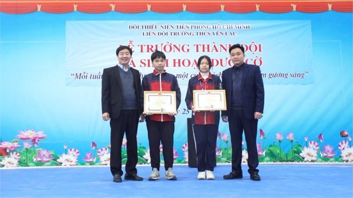 Lãnh đạo Phòng GD&ĐT Yên Lạc và Trường THCS Yên Lạc trao Giấy khen của Chủ tịch UBND huyện cho 2 học sinh.