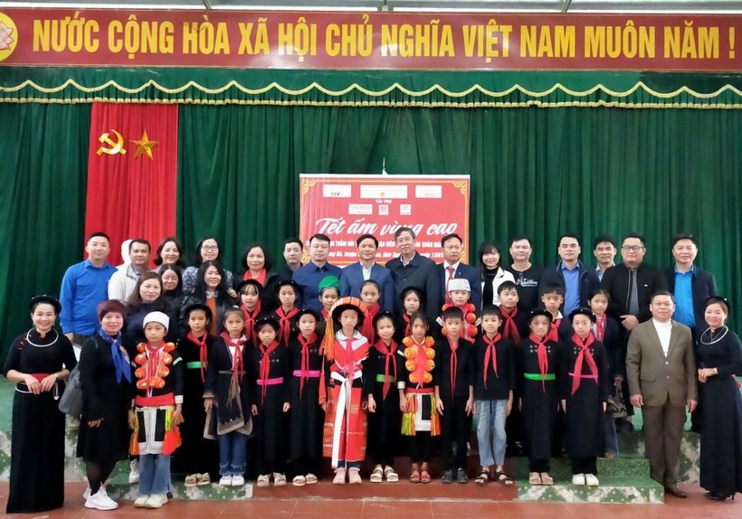 Đoàn công tác của Cục Nhà giáo và Cán bộ quản lý giáo dục và các em học sinh Trường PTDT bán trú tiểu học Trung Hà.
