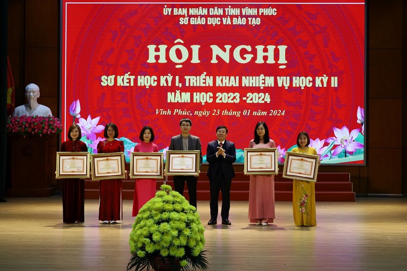 Chủ tịch UBND tỉnh Vĩnh Phúc Lê Duy Thành trao Bằng khen của Thủ tướng cho 6 cá nhân có thành tích xuất sắc.