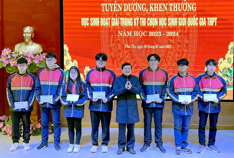 Giám đốc Sở GD&ĐT Phú Thọ khen thưởng học sinh đạt giải quốc gia