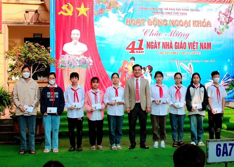 Nhà giáo Lê Văn Sắn - Hiệu trưởng Trường THCS Thổ Tang khen thưởng học sinh dịp 20/11.