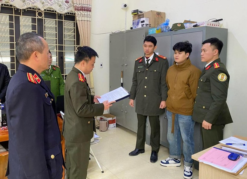 Lực lượng chức năng thi hành lệnh bắt tạm giam đối với Triệu Văn Chung. Ảnh: Công an tỉnh Tuyên Quang