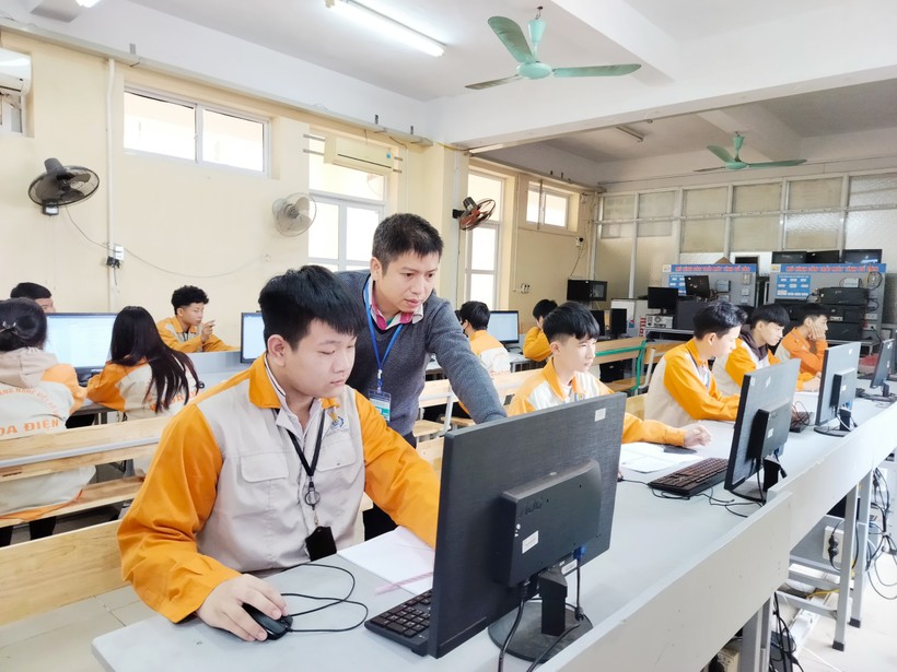 Cùng với việc nâng cao chất lượng dạy và học, Trường cao đẳng Nghề Việt Xô số 1 chú trọng công tác tạo nguồn và phát triển đảng viên trong học sinh, sinh viên.