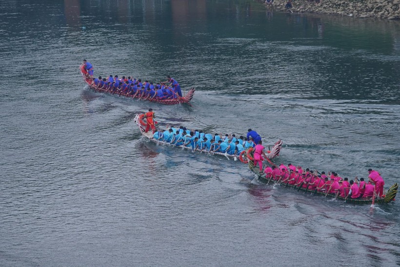 Các đội đua thuyền hào hứng tranh tài trên sông Lô.