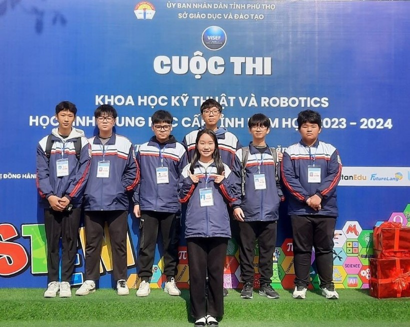 Học sinh Trường THCS Hùng Vương tham gia Cuộc thi khoa học kỹ thuật học sinh phổ thông cấp tỉnh.