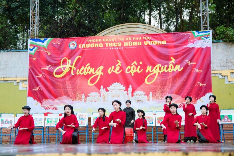 Câu lạc bộ hát xoan của trường THCS Hùng Vương biểu diễn tại Khu Di tích lịch sử Quốc gia đặc biệt Đền Hùng.