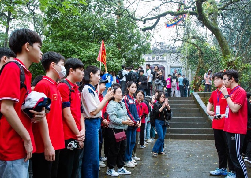 Các em học sinh trường THCS Hùng Vương thuyết trình song ngữ bằng tiếng Việt và tiếng Anh tại Khu Di tích lịch sử Quốc gia đặc biệt Đền Hùng.