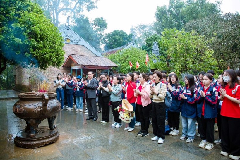 Cán bộ, giáo viên và học sinh trường THCS Hùng Vương dâng hương tại Khu Di tích lịch sử Quốc gia đặc biệt Đền Hùng.