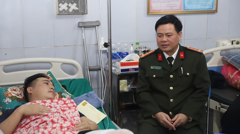 Phó Giám đốc Công an tỉnh Tuyên Quang thăm hỏi, động viên Đại uý Nguyễn Thành Trung.
