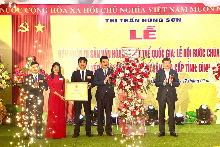 Lãnh đạo Sở Văn hóa, Thể thao và Du lịch tỉnh Phú Thọ (bên phải) trao Chứng nhận Lễ hội rước Chúa gái là Di sản văn hoá phi vật thể Quốc gia cho đại diện lãnh đạo thị trấn Hùng Sơn, huyện Lâm Thao.