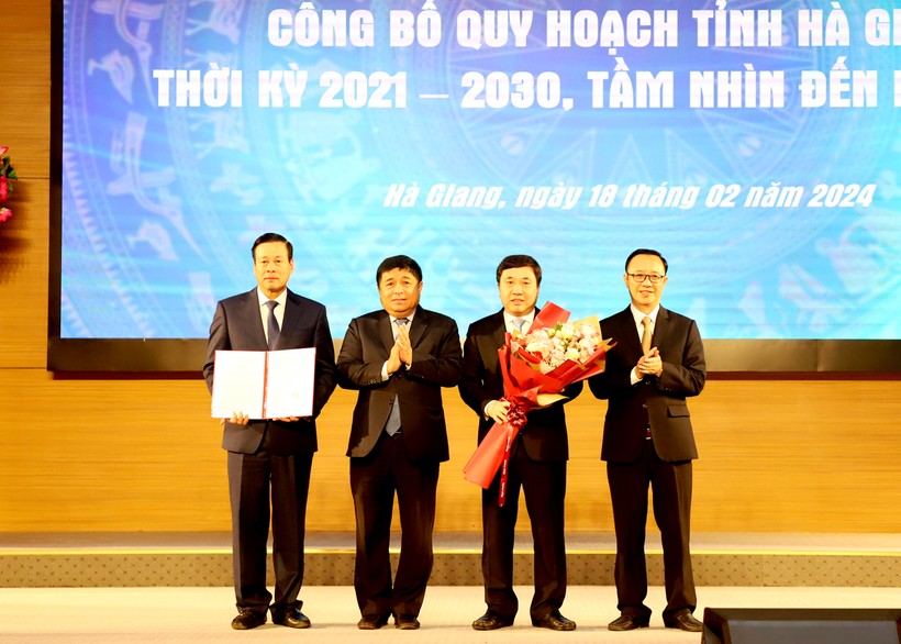 Bộ trưởng Bộ KH&ĐT Nguyễn Chí Dũng trao Quyết định phê duyệt Quy hoạch tỉnh Hà Giang của Thủ tướng cho lãnh đạo tỉnh.