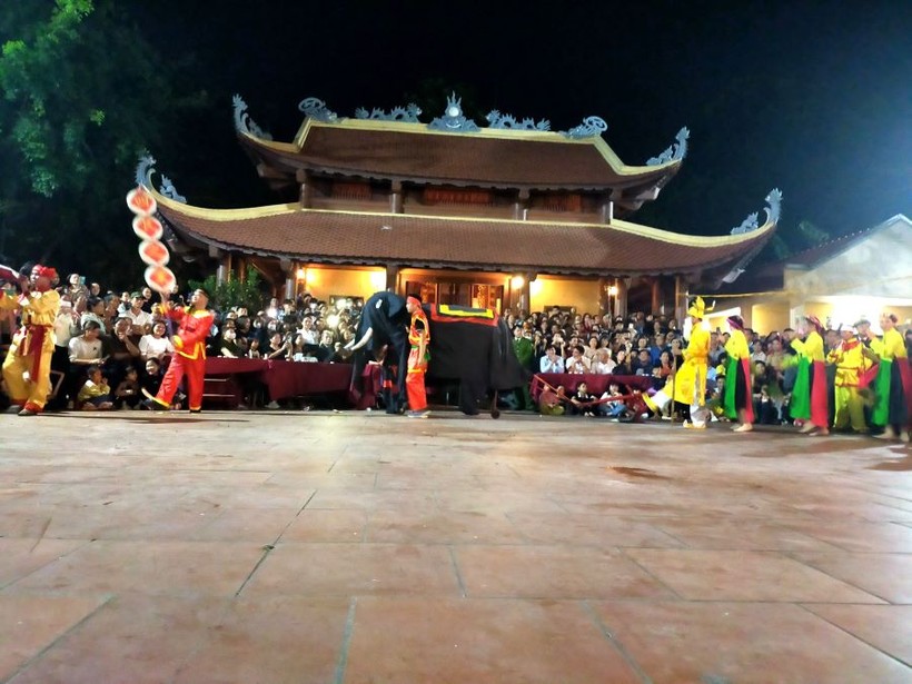 Người dân địa phương biểu diễn Bách nghệ trình làng, “Tứ dân chi nghiệp” tại lễ hội Trò Trám năm 2024.