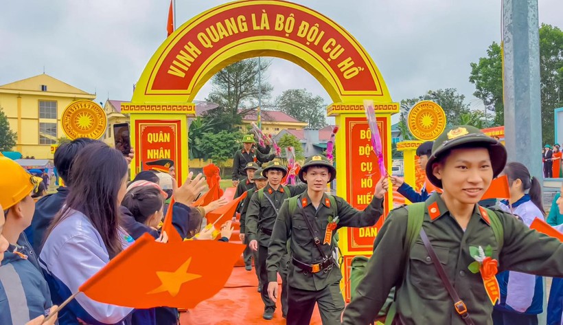 Thanh niên tỉnh Tuyên Quang hăng hái lên đường nhập ngũ.