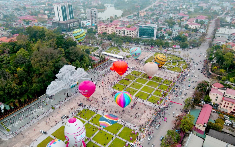 Lễ hội khinh khí cầu quốc tế Tuyên Quang thu hút đông đảo du khách