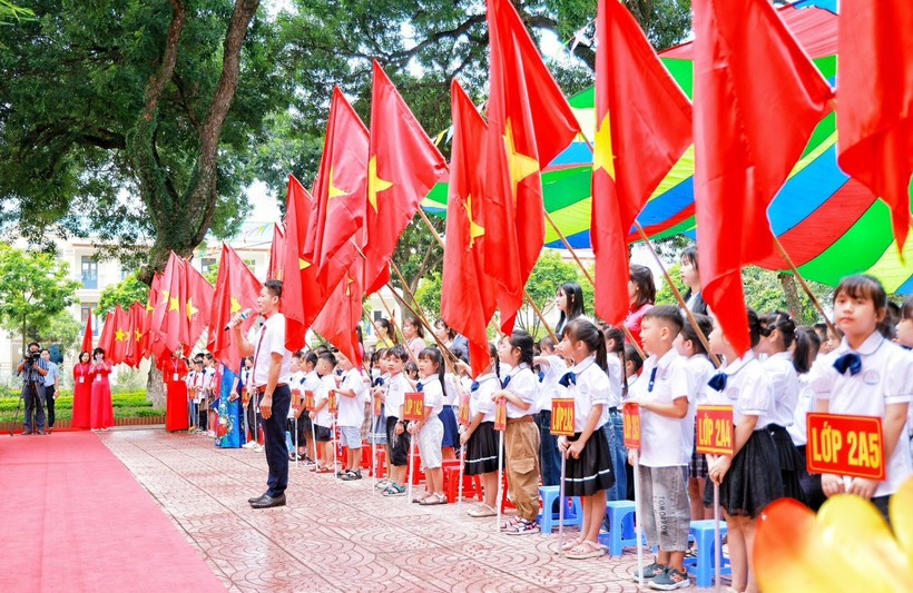 Học sinh trường Tiểu học Phạm Công Bình sinh hoạt dưới cờ.