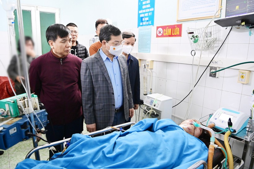 Chủ tịch UBND tỉnh Tuyên Quang - Nguyễn Văn Sơn đến thăm hỏi, trao hỗ trợ cho nạn nhân vụ tai nạn.