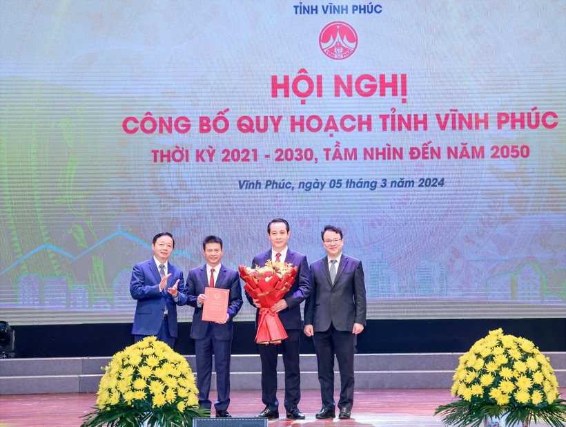 Phó Thủ tướng Trần Hồng Hà (bìa trái) dự lễ công bố Quy hoạch tỉnh Vĩnh Phúc thời kỳ 2021-2030, tầm nhìn đến năm 2050.