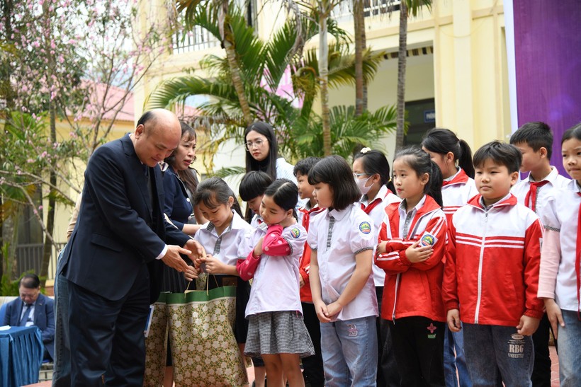 Đoàn từ thiện tặng quà học sinh Trường TH Minh Quang.