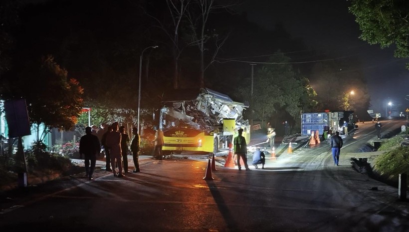 Hiện trường vụ tai nạn trên Quốc lộ 2 giữa xe khách và xe container làm 6 người chết.