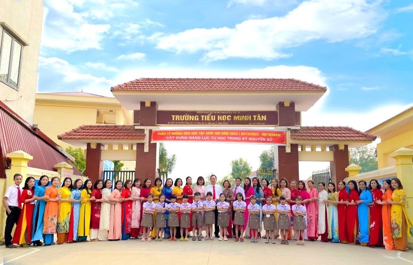 Tập thể cán bộ, giáo viên, nhân viên và học sinh trường Tiểu học Minh Tân.