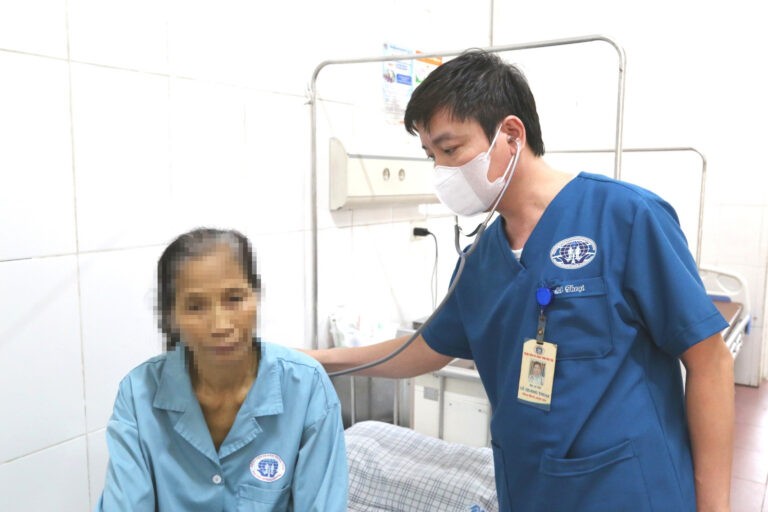Bác sĩ Bệnh viện đa khoa tỉnh Phú Thọ thăm khám cho người bệnh.
