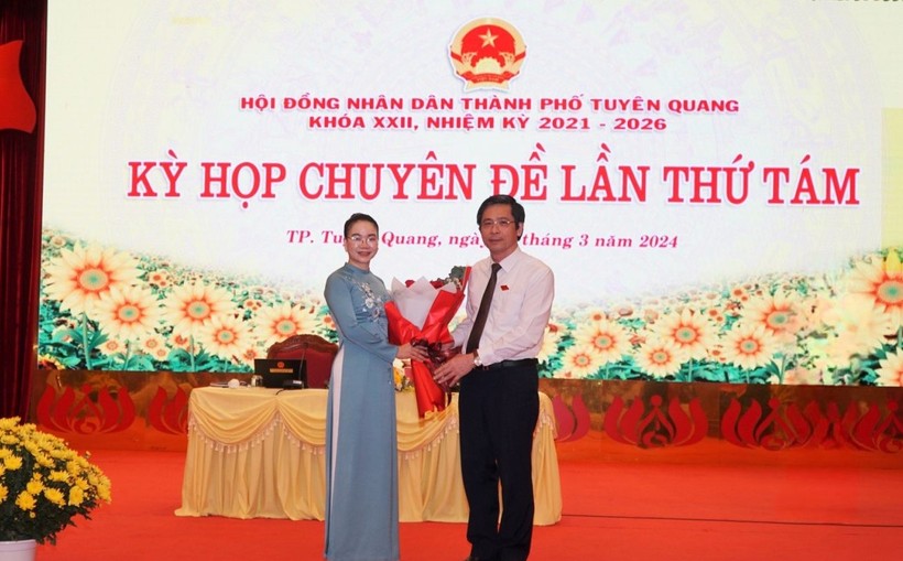 Lãnh đạo Thành ủy Tuyên Quang tặng hoa chúc mừng bà Loan.