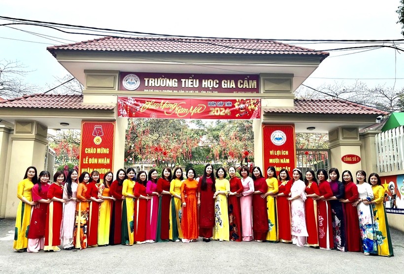 Tập thể cán bộ, giáo viên, nhân viên Trường Tiểu học Gia Cẩm, TP Việt Trì.