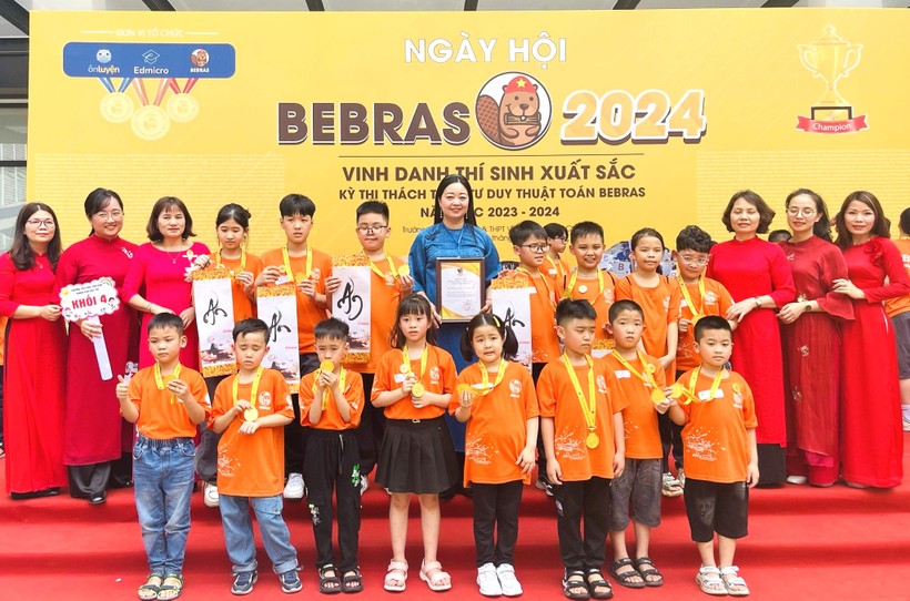 Cô và trò Trường Tiểu học Tân Dân (TP Việt Trì, tỉnh Phú Thọ) nhận huy Vàng từ Ban tổ chức.