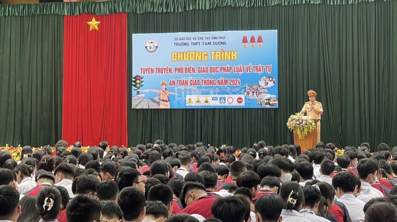Thiếu tá Nguyễn Mạnh Linh - Cán bộ Đội CSGT Tam Dương tuyên truyền Luật Giao thông đường bộ tại Trường THPT Tam Dương.