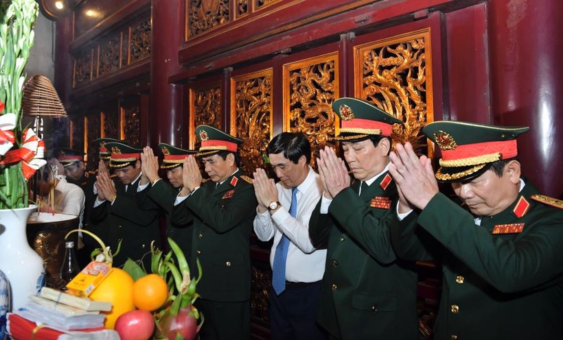 Lãnh đạo Quân ủy Trung ương, Bộ Quốc phòng và lãnh đạo tỉnh Phú Thọ dâng hương tri ân công đức các Vua Hùng tại Đền Thượng.